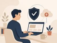 Persona trabajando en un portátil con un icono de escudo y una nube de copia de seguridad, representando el mantenimiento y la seguridad de una web WordPress