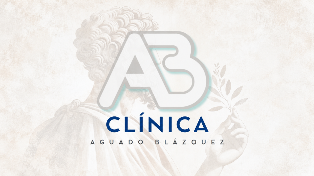 Clínica Aguado Blázquez, logo sobre fondo minimalista con busto clásico
